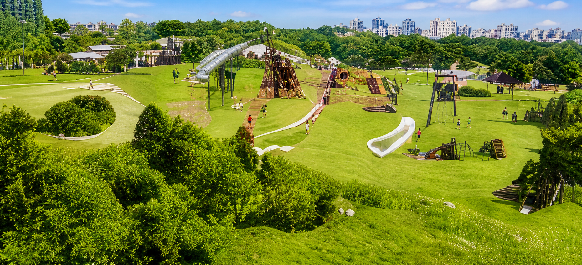 広い公園で遊ぶ様子